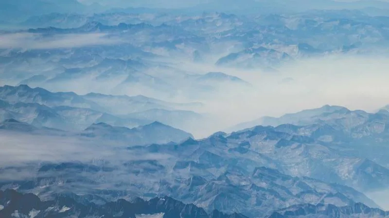 Business professional making a clear mobile phone call